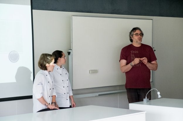 El profesor de la UR Rodrigo Martínez Ruiz, con las alumnas de la Escuela de Santo Domingo Melisa Díez Pérez y Cristina Martínez Chinchurreta. ::