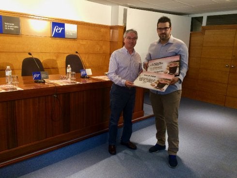 Miguel Ángel Librada entrega el premio a Álvaro Mosquera, del Entrepuentes. :: FER