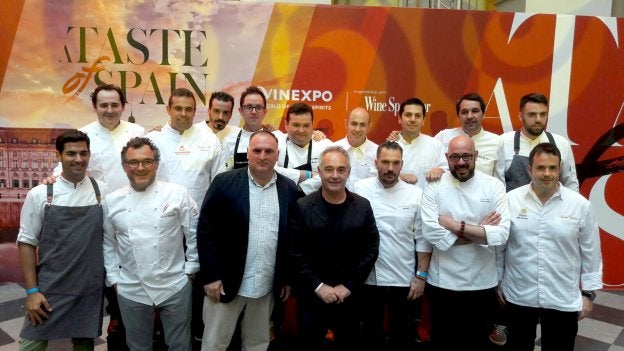José Andrés y Ferran Adrià, con los doce cocineros españoles seleccionados en Vinexpo (Burdeos). ::