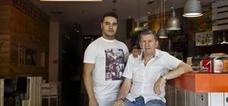 Tarik y Víctor, en el Entrepuentes de 11 de Julio. ::