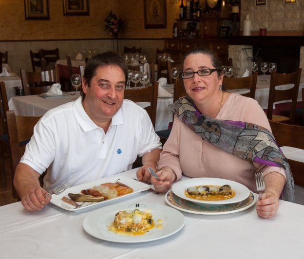 Juan Manuel Ruiz y Nuria Viguera en el salón de La Moncloa.