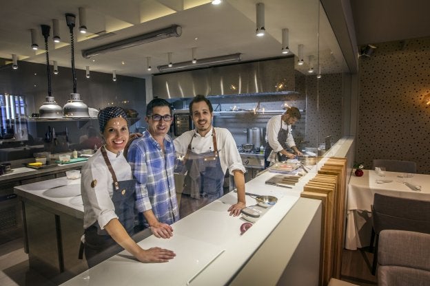 Carolina Sánchez e Iñaki Murua, en la cocina del restaurante Íkaro, de Logroño, con José Mari Aizega, director del Basque Culinary Center. :: /Justo Rodriguez
