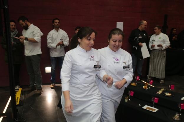 Isabela y Mónica, en una participación en el Concurso de Tapas de La Rioja, que han ganado varias veces. :: /Juan Marín