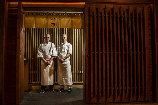 Félix Jiménez e Hiroyuki Sato, en la puerta de Kiro, sito en la calle María Teresa Gil de Gárate.
/JUSTO RODRÍGUEZ
