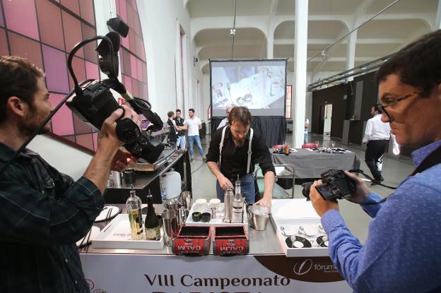 Óscar Solorzano, del Asterisco, elabora el café que el año pasado le valió el título regional de mejor barista. :: /Juan Marín