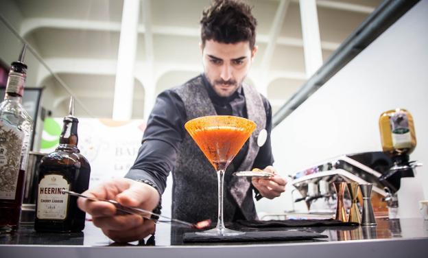 Gorka Peciña remata su 'Expresso Martini'. :: F.D./
