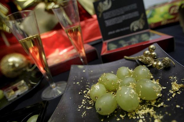 Una docena de uvas y una copa de cava para el inicio de un nuevo año. :: L.R./