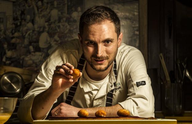 El chef Antonio Pérez, de Casa Zaldierna, con las croquetas que competirán en el próximo Madrid Fusión por convertirse en las mejores del mundo. /Justo Rodriguez