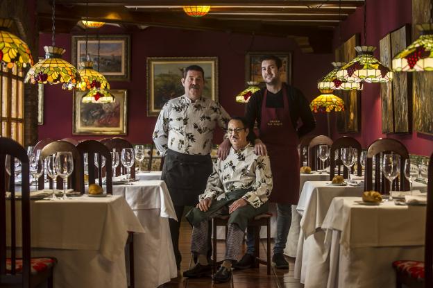 El equipo de cocina del reconocido Asador San Roque de Alfaro, dirigido por Juan Luis López. :: /Justo Rodriguez