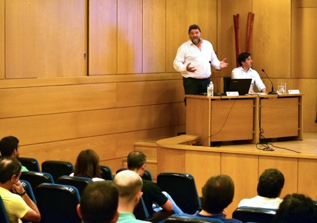 Juan Carlos Sancha se dirige a los participantes en la jornada informativa.::