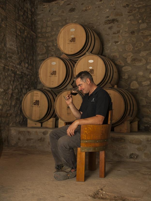 Mateo Ruiz, en la bodega original de su casa de Aldeanueva que está rehabilitando. :: L. R./