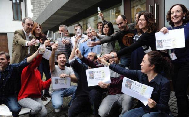 Los trabajadores de la central de 4Set, en Bilbao, celebran el premio/EL CORREO