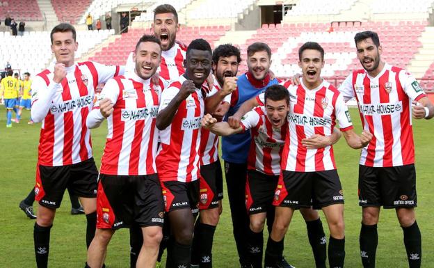 Gesto de complicidad de los jugadores de la UDL tras anotar un gol.