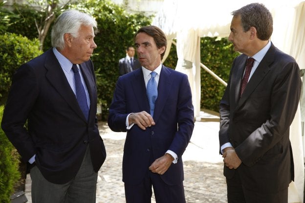 Los expresidentes conversan durante una reunión del Patronato del Instituto Elcano celebrada en junio de 2014. :: Sergio Barrenechea / efe