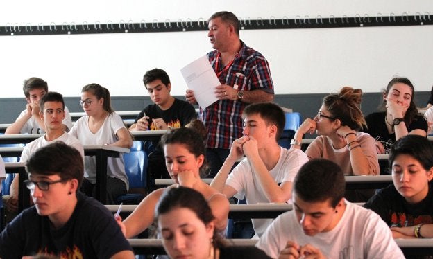 Un grupo de alumnos realizaba, ayer, la prueba de la EBAU en su convocatoria extraordinaria. :: jonathan herreros