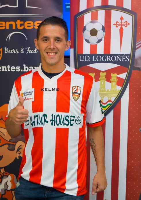 Ñoño posa por primera vez con la camiseta de la UDL. ::
