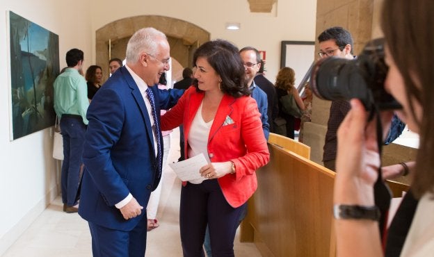 José Ignacio Ceniceros y Concha Andreu conversan de modo distendido en la cámara regional, observados por César Luena. :: sonia tercero