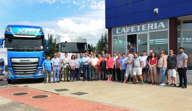 :: miguel herrerosLa Asociación del Transporte de La Rioja celebró ayer la festividad de su patrón, San Cristóbal. El acto central tuvo lugar en el Centro de Transporte de El Sequero, y contó con la presencia de, además de una representación de transportistas, el presidente de Atradis, Santiago Gutiérrez, y el director general de Obras Públicas, Carlos Yécora.