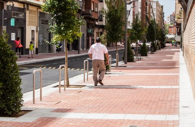Nueva urbanización de la calle Vélez de Guevara, entre Vitoria y Pérez Galdós. :: fernando díaz