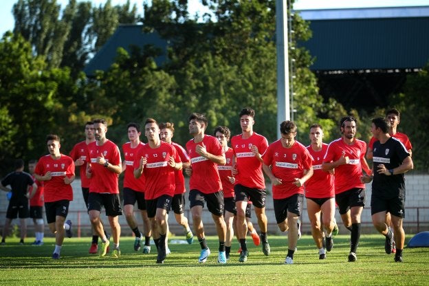 Los jugadores con los que cuenta la UDL, diecinueve ayer, corren por las instalaciones del Mundial 82 en los primeros minutos de la pretemporada. ::