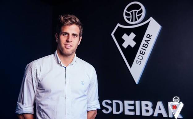 Pablo Hervías posa junto al escudo del Eibar el día en el que se anunció su fichaje por el conjunto armero
