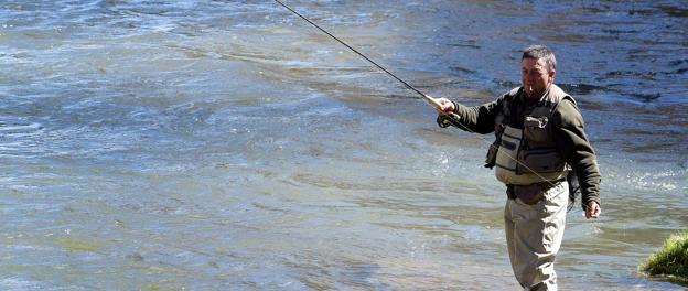 Un pescador lanza su caña en el tramo de un río riojano, el pasado 2 de abril, primer día hábil de la temporada truchera del 2017. :: Díaz uriel