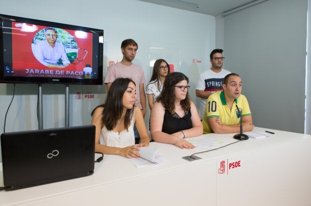 Jóvenes del PSOE del grupo de apoyo a Ocón. :: Sonia Tercero