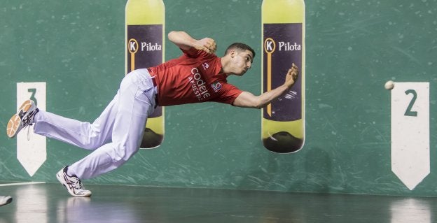 Álvaro Untoria se lanza a golpear la pelota en un partido en el Labrit. :: jesús caso