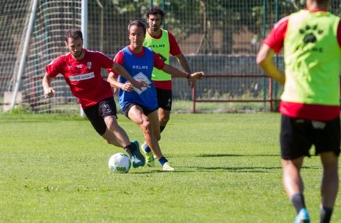 Muneta juega el balón presionado por Caneda. :: fernando díaz