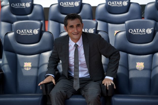 Ernesto Valverde sonríe en el banquillo del Barcelona el pasado 1 de junio. :: LLUIS GENE / afp