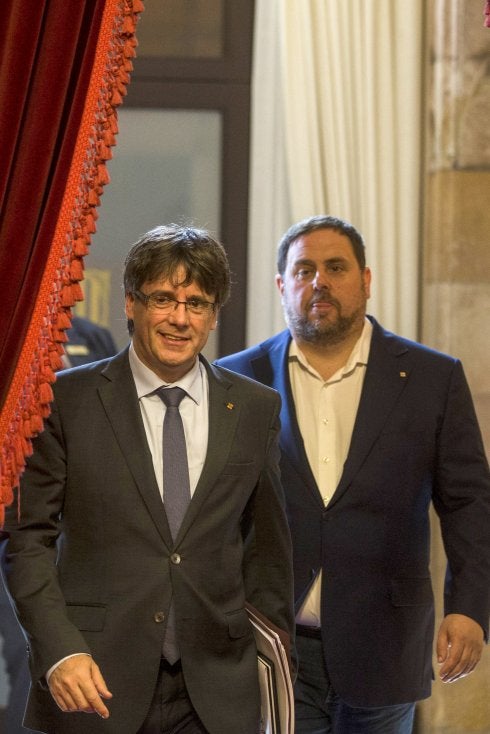 Puigdemont y Junqueras llegaron ayer juntos al Parlamento catalán para la sesión de control. :: Q. García / efe
