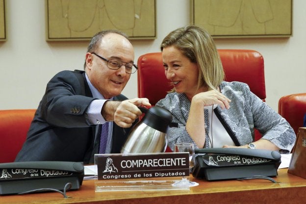 El gobernador del Banco de España, Luis María Linde, ayer antes de intervenir en el Congreso. :: j. p. gandul / EFE
