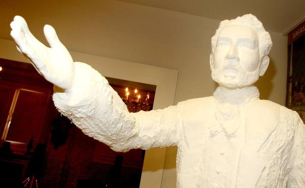 Estatua de Sagasta, en Torrecilla en Cameros