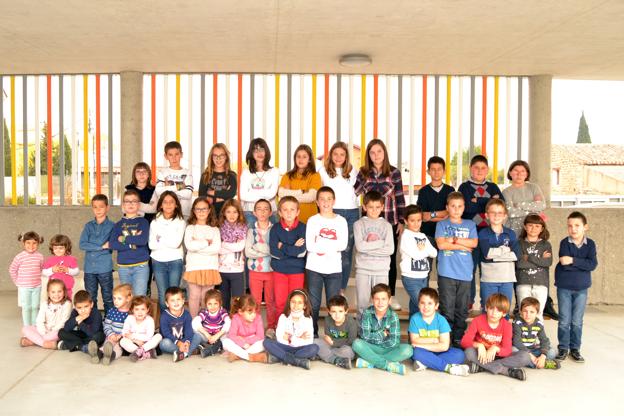 Foto de familia de los alumnos que fueron a las aulas del centro el pasado curso. :: L.R.