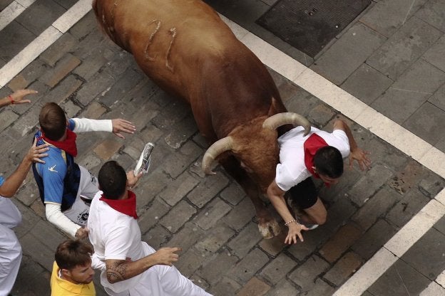 Los toros gaditanos pulverizaron los tiempos de los encierros de este año y dejaron varios heridos. :: efe