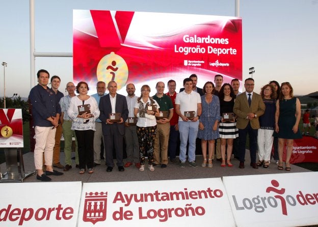 Los premiados en la Gala de Logroño Deporte posan al final del acto junto a autoridades y representantes de asociaciones. :: jonathan herreros