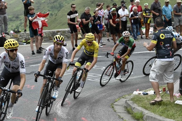 Mikel Nieve y Mikel Landa escoltan a Chris Froome durante uno de los ascensos de la duodécima etapa del Tour. :: PHILIPPE LOPEZ / afp