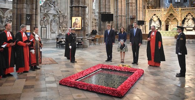 Los Reyes junto al príncipe Harry, ayer en la Abadía de Westminster, donde tuvo lugar un homenaje a los caídos. :: afp