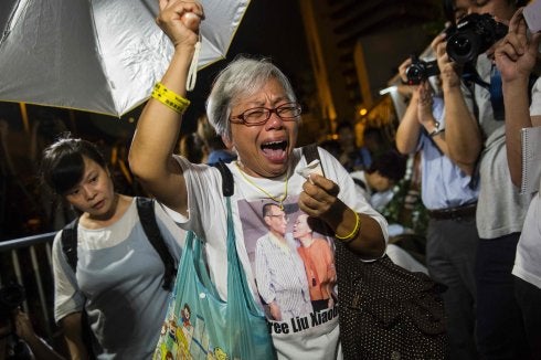Una activista muestra su dolor por la muerte de Liu Xiaobo en Hong Kong. :: isaac lawrence/ afp