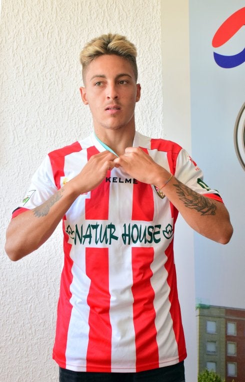 Alejandro Sotillos, con la camiseta de la UD Logroñés . :: MIGUEL HERREROS