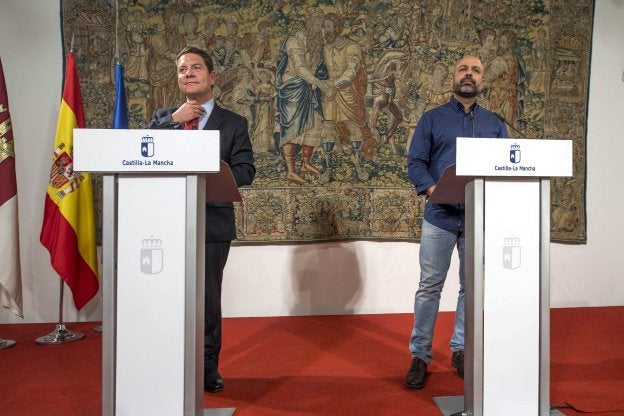 García-Page (PSOE) y García Molina (Podemos) comparecen el jueves tras cerrar el pacto. :: I. Herrero / efe