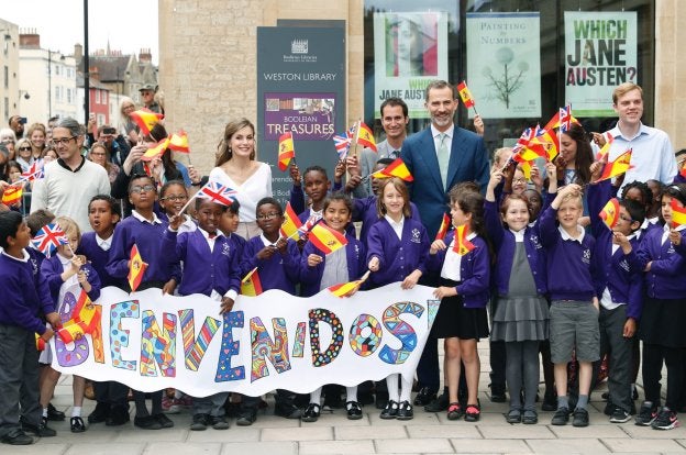Los Reyes junto con un grupo de niños ante la Weston Library de Oxford. :: efe