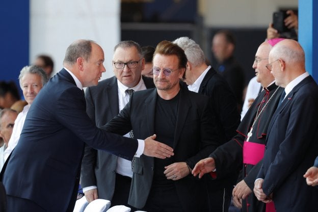 Alberto de Mónaco saluda al arzobispo Bernard Bassi en presencia de Bono en el aniversario del atentado de Niza. :: eric gaillard / reuters