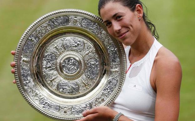 Garbiñe Muguruza posa con su primer trofeo de Wimbledon.