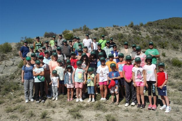 Participantes en la jornada paleontológica en el yacimiento de Los Cayos, ayer. :: s.s.j.