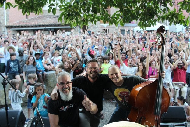 Doghouse Sam posa en la plaza del Arbolito de Laguna al finalización su directo. :: D.M.A.