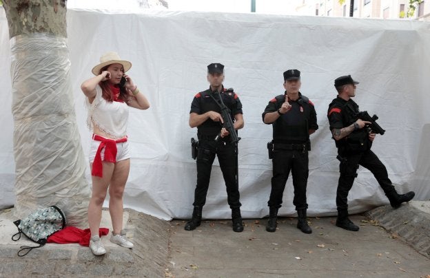 La presencia policial durante los Sanfermines, como muestra la imagen, fue notable. :: efe