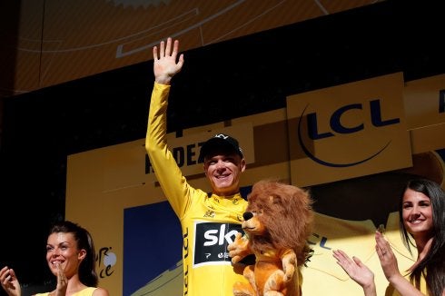 El británico Chris Froome saluda desde el podio, de nuevo con el jersey amarillo.