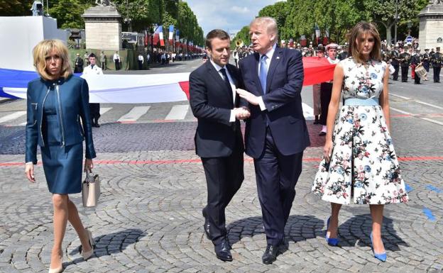 Emmanuel Macron y Donald Trump, en el centro.