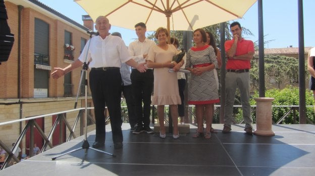 El alfarero Ángel Olarte agradece la mención recibida, rodeado por su familia y la alcaldesa. :: p. h.